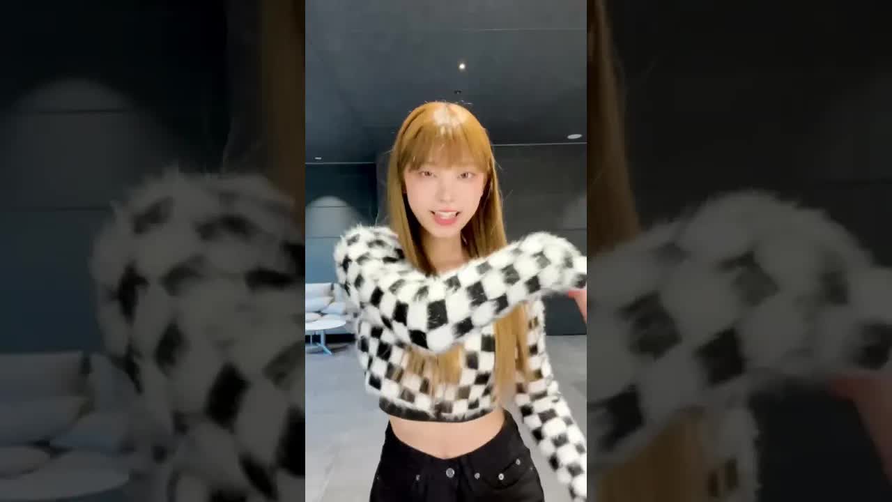 051 - mirror mirror 🪞#NewJeans #뉴진스 #NewJeans OMG #NewJeans Ditto #Year of NewJeans