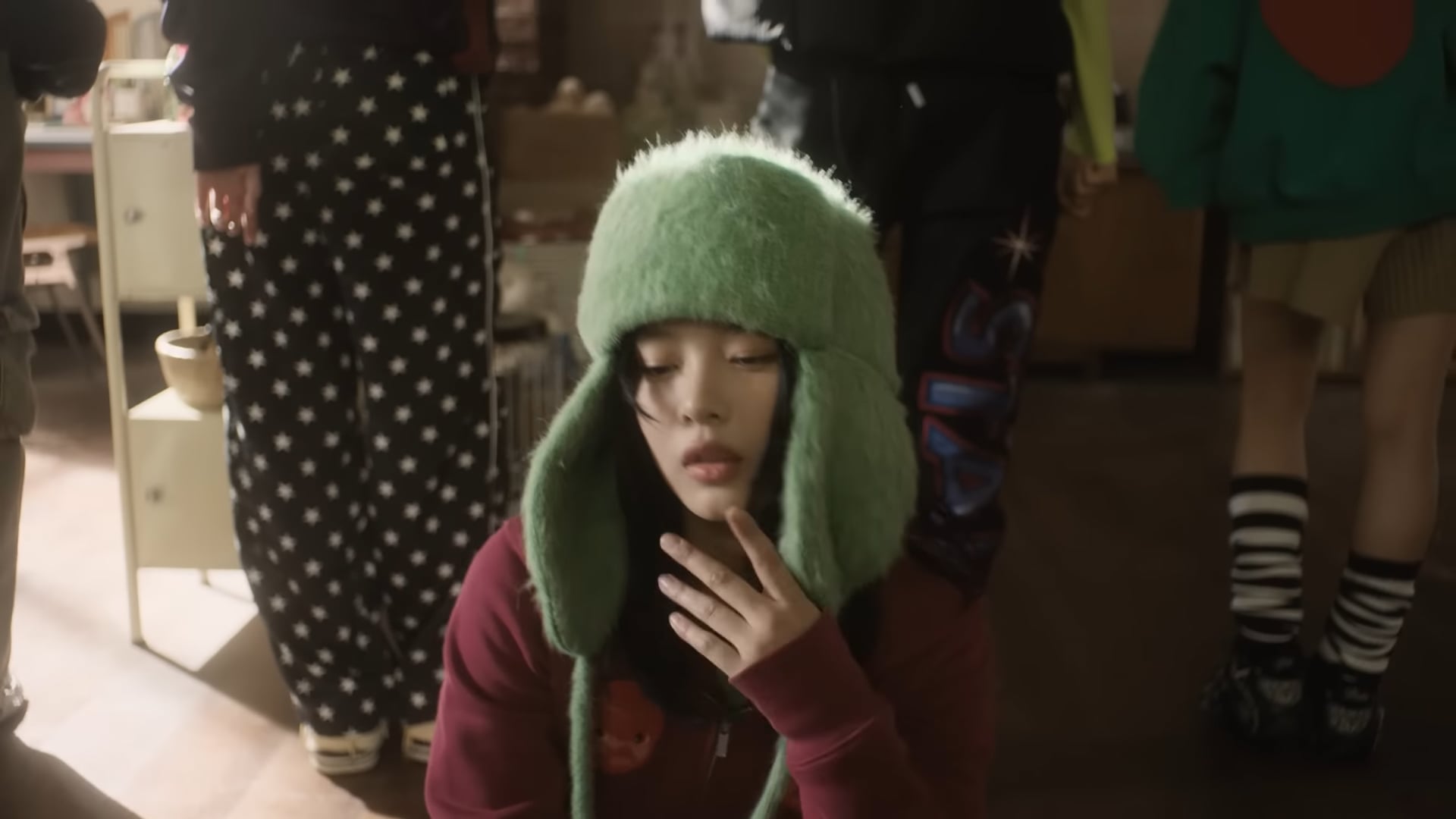 018 - NewJeans (뉴진스) 'OMG' Official MV (Performance ver.)