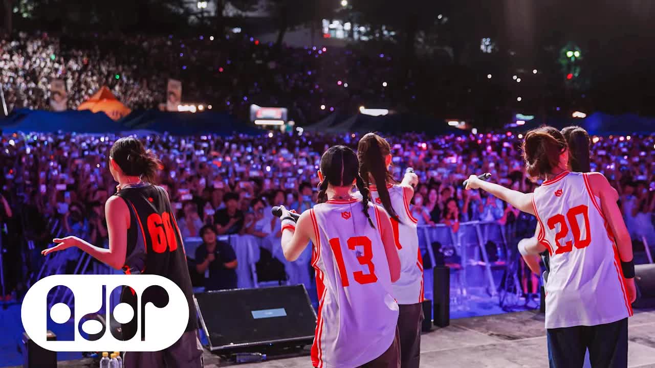 029 - NewJeans (뉴진스) 'Hype Boy' Stage Cam @ HONGIK UNIVERSITY