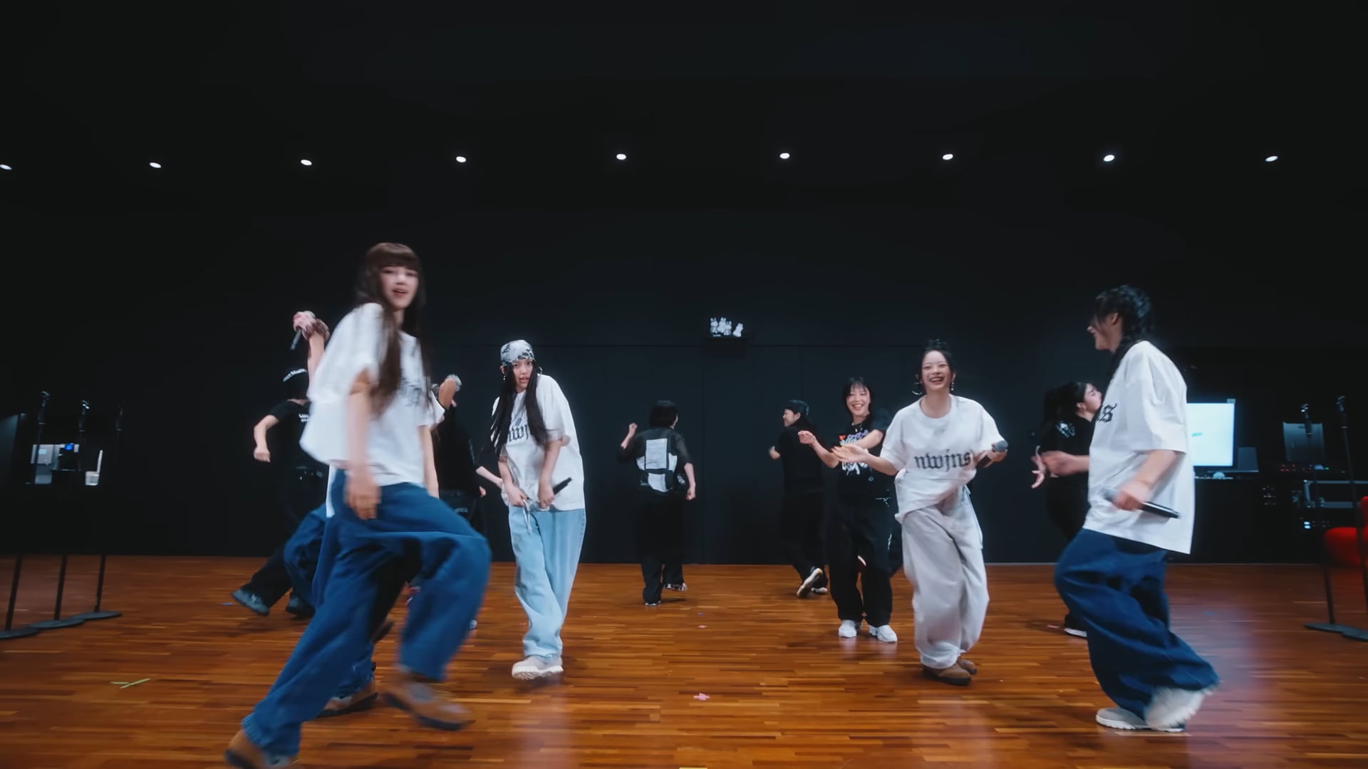 019 - NewJeans (뉴진스) 'Supernatural' Dance Practice