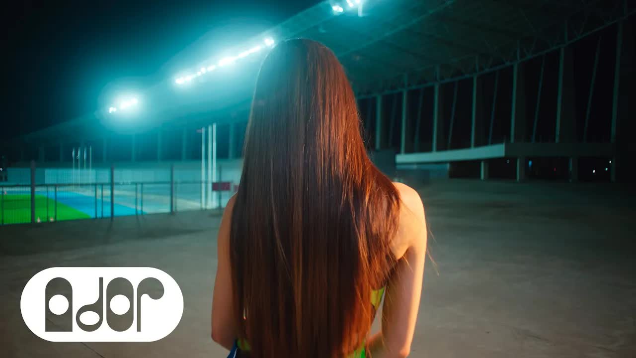 001 - NewJeans (뉴진스) 'Attention' Official MV (Performance ver.)