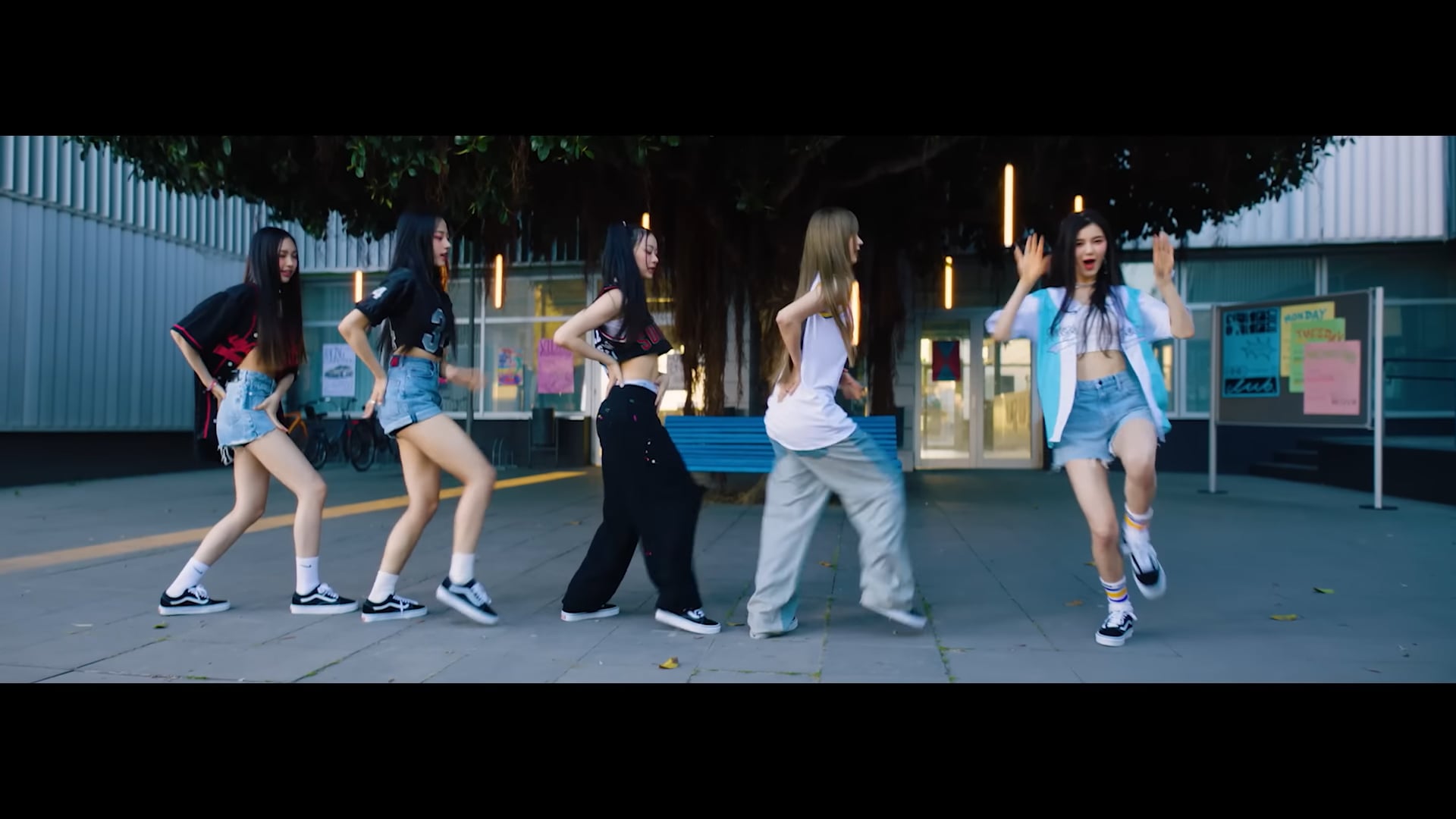 011 - NewJeans (뉴진스) 'Hype Boy' Official MV (Performance ver.)