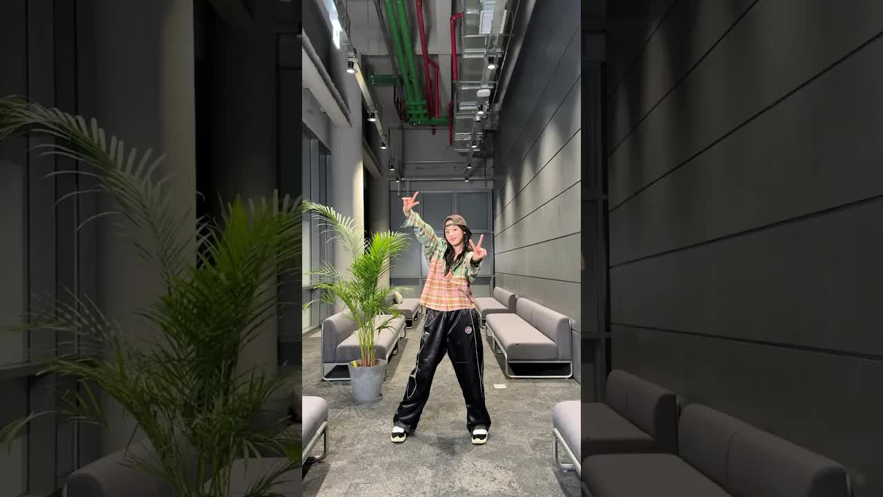 013 - MINJI says #HowSweet it tastes🍫#NewJeans #뉴진스 #NewJeans HowSweet #NewJeans is Everywhere