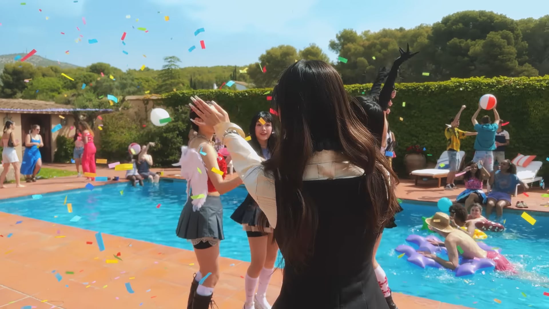 027 - NewJeans (뉴진스) 'ETA' Official MV (Performance ver.)