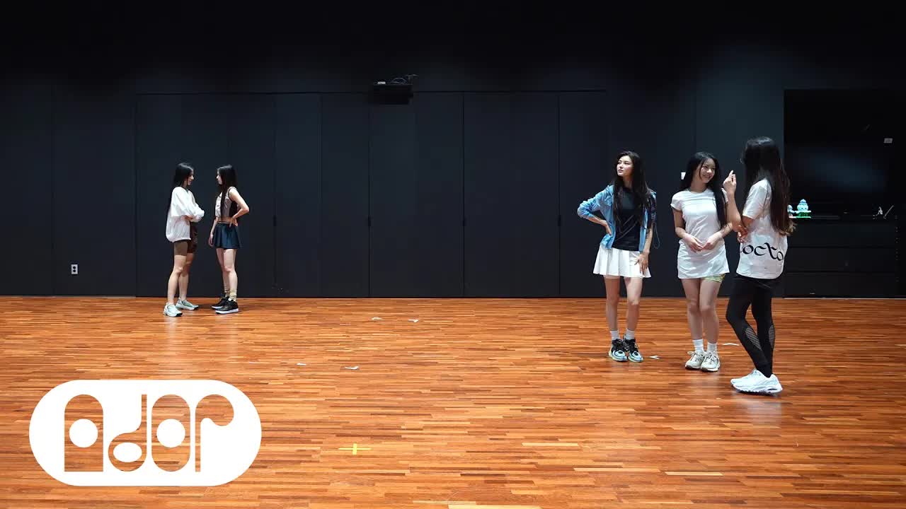 015 - NewJeans (뉴진스) 'Hype Boy' Dance Practice