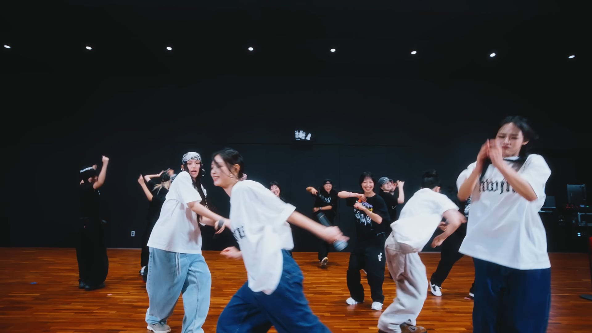 020 - NewJeans (뉴진스) 'Supernatural' Dance Practice (Handheld ver.)